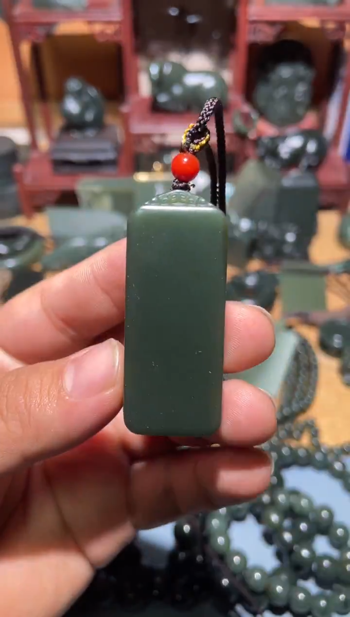 颈饰未镶嵌和田玉（青玉）1