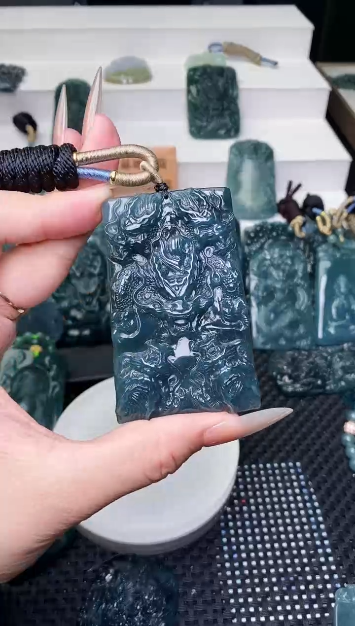 颈饰未镶嵌翡翠 