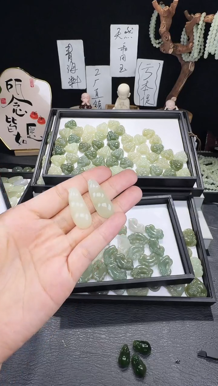 和田玉未镶嵌颈饰福豆
