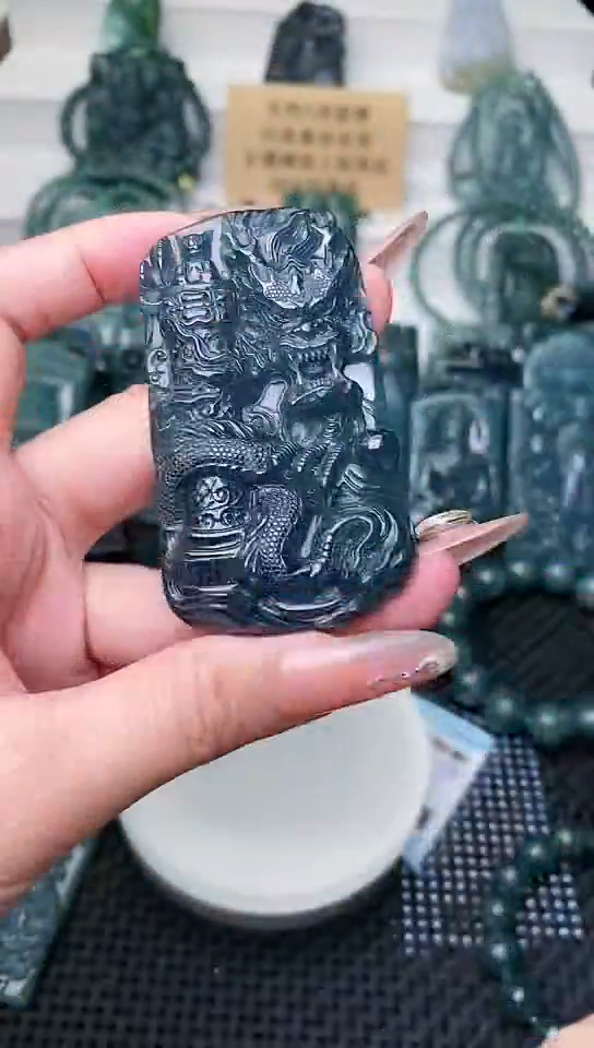 颈饰未镶嵌翡翠 