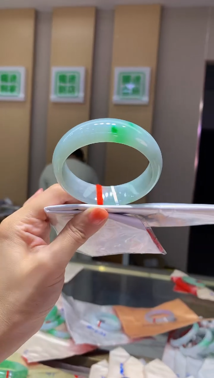 翡翠手镯未镶嵌-C79 圈口56