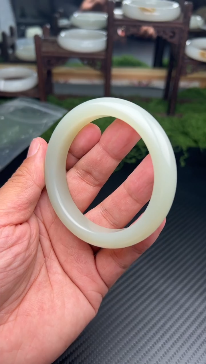 未镶嵌手镯和田玉且末微色差近矿58+