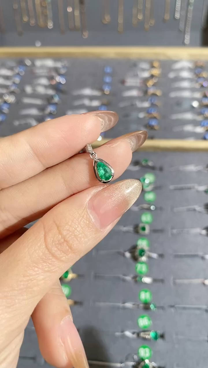 【闪购商品】祖母绿颈饰18K金镶嵌吊坠