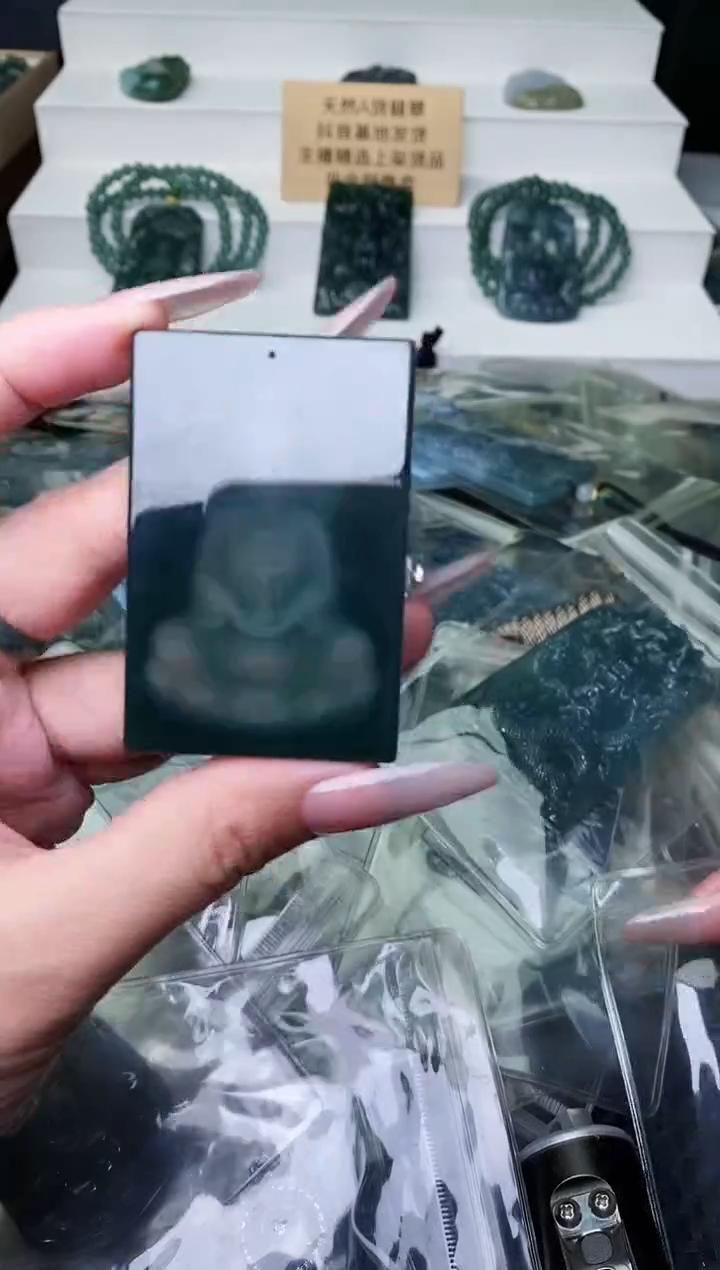 颈饰未镶嵌翡翠 