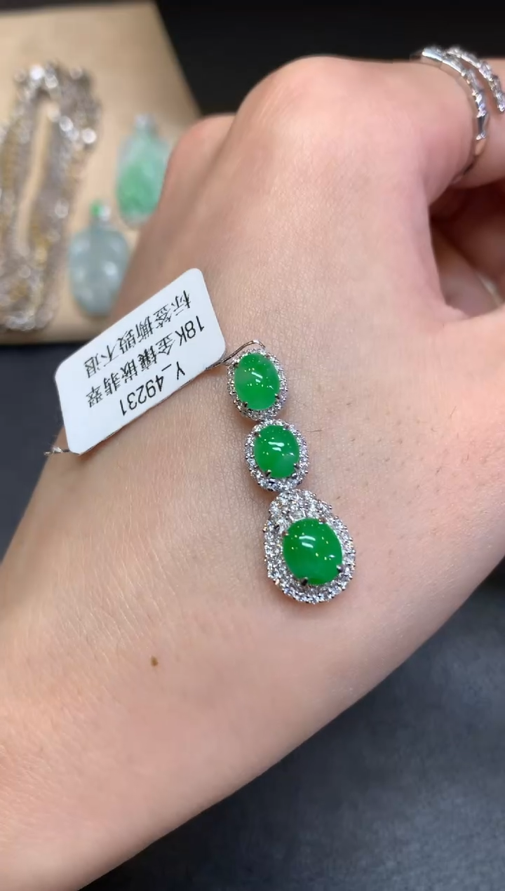 【闪购商品】翡翠颈饰18K金镶嵌蛋面【无服务费】