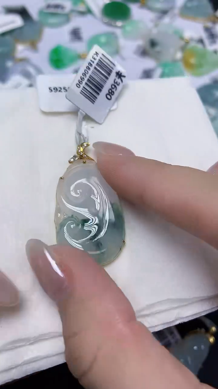 翡翠18K金镶嵌颈饰天然缅甸翡翠A货