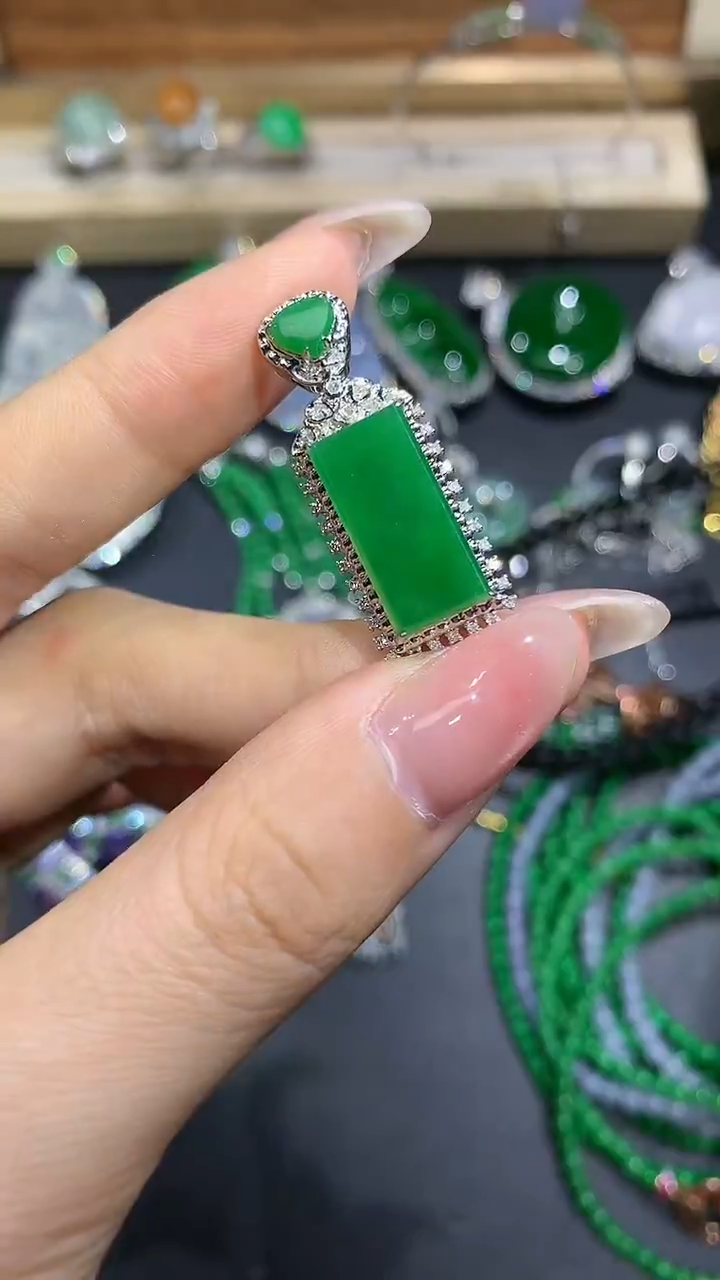 【闪购商品】翡翠吊坠(不含链)18K金镶嵌2团购