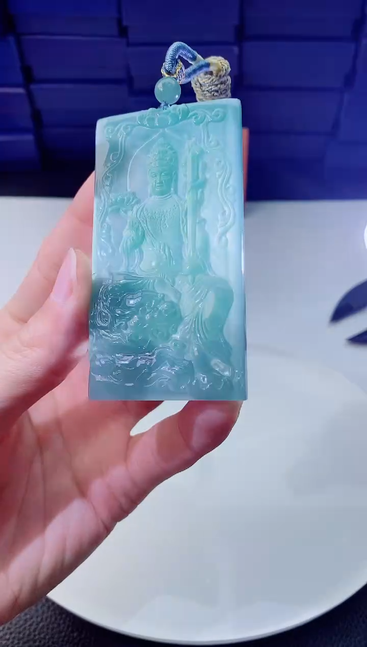 翡翠未镶嵌颈饰         