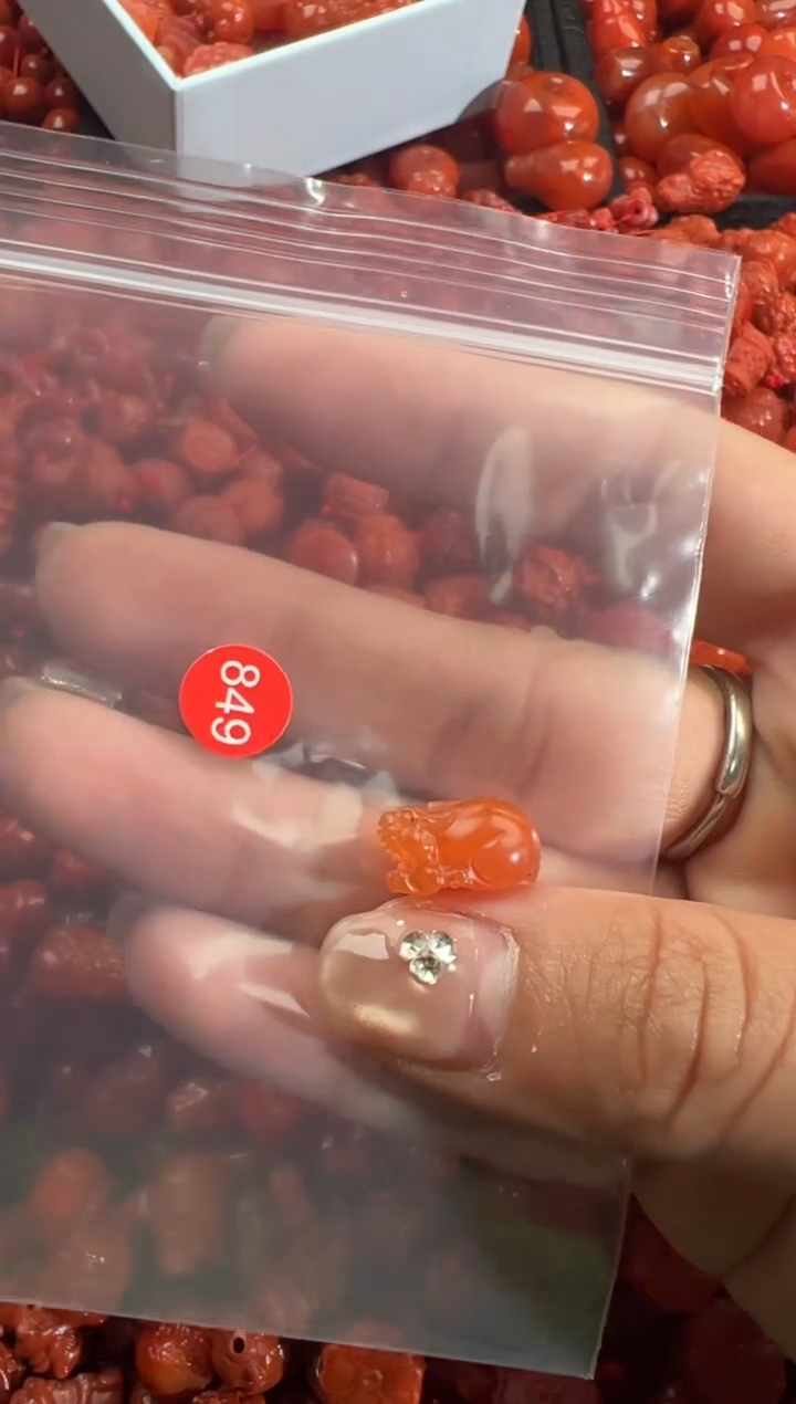 南红玛瑙未镶嵌颈饰1