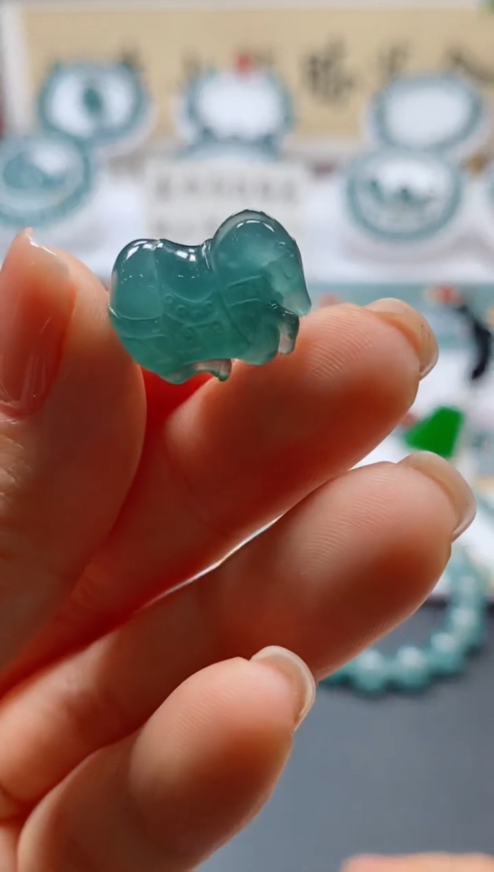 翡翠未镶嵌颈饰0667910276（雕刻件）