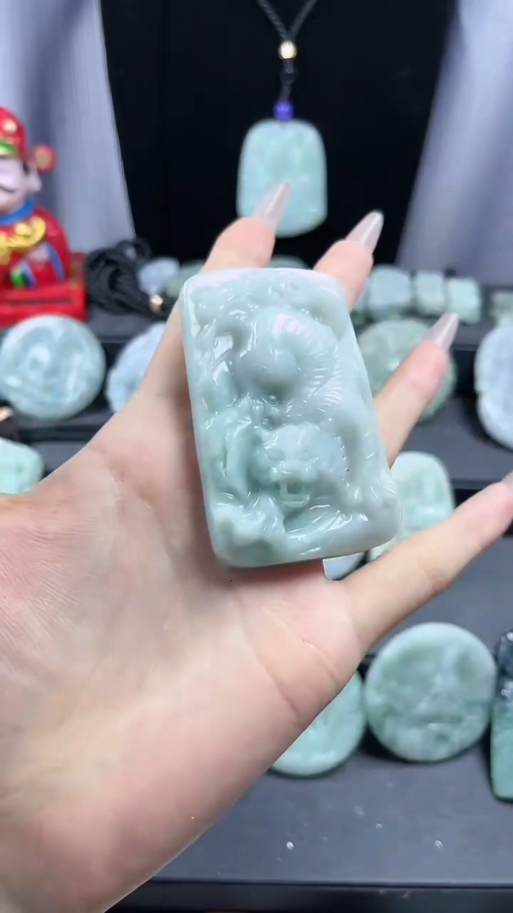 【闪购商品】翡翠颈饰未镶嵌猛虎下山