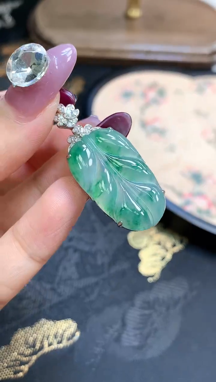翡翠挂件18K金镶嵌叶子