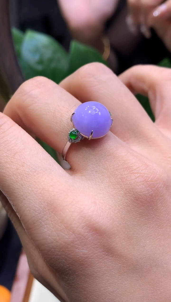 18K金镶嵌挂件翡翠蛋面