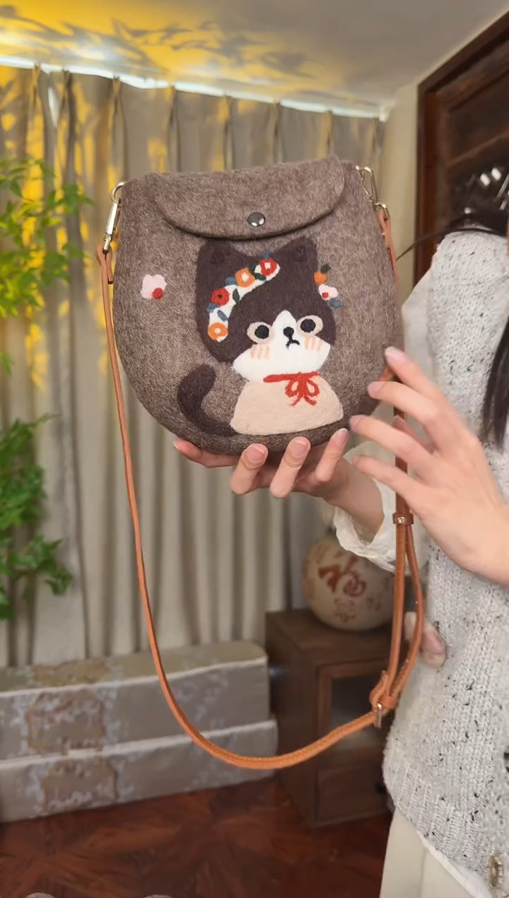 羊毛非遗羊毛毡包 蛋蛋包花环猫咪