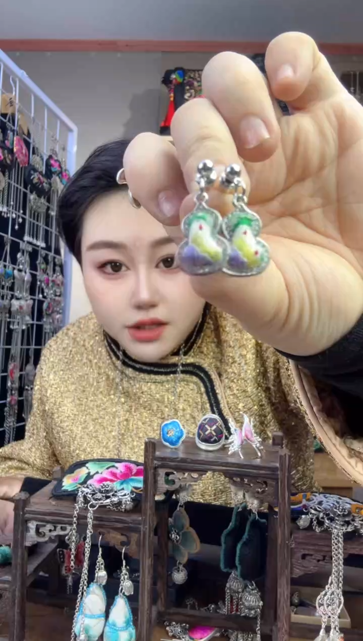 【闪购商品】刺绣纯手工苗绣非遗耳钉款