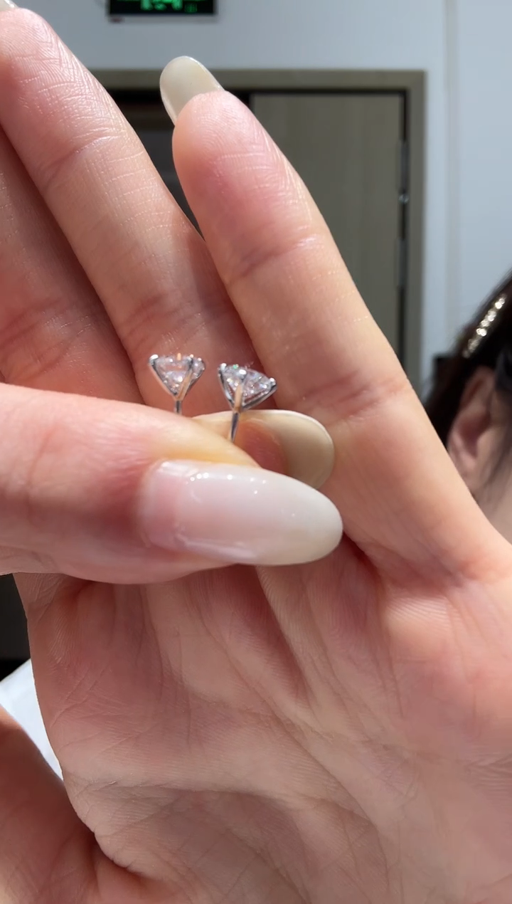 18K金镶嵌耳饰合成钻石单颗五十分一对一克拉四爪耳钉