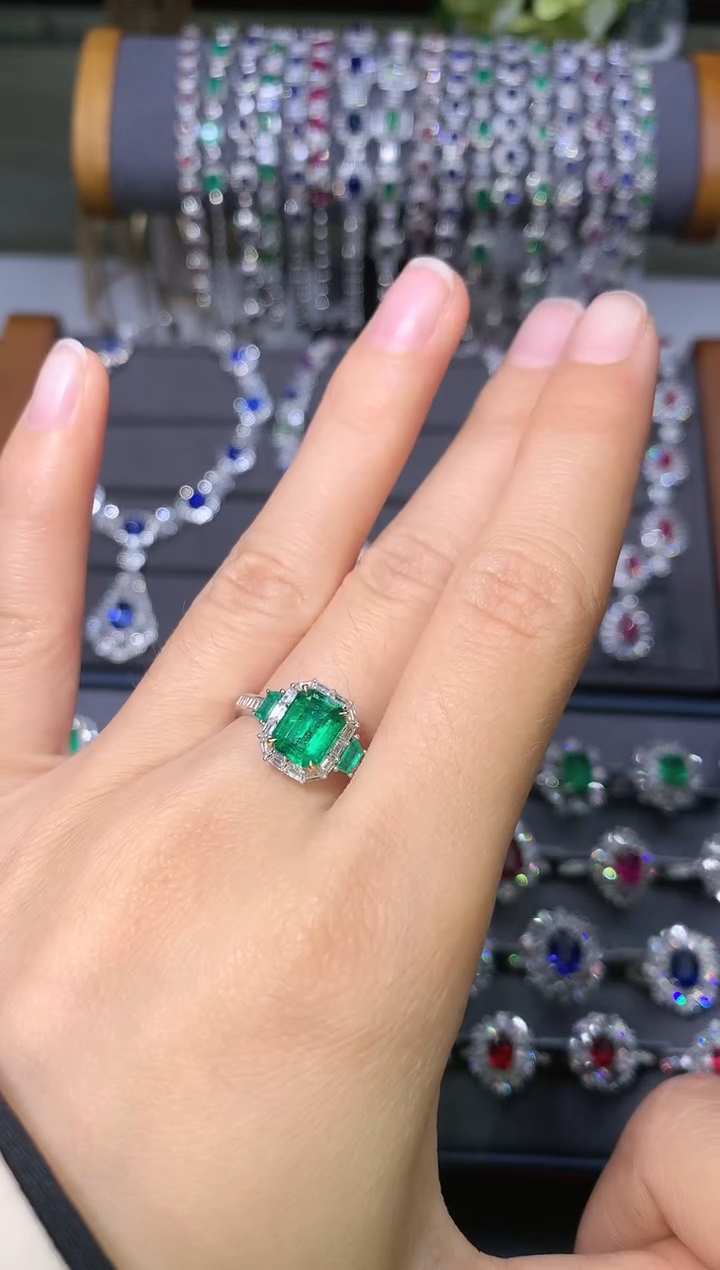 【闪购商品】祖母绿戒指18K金镶嵌