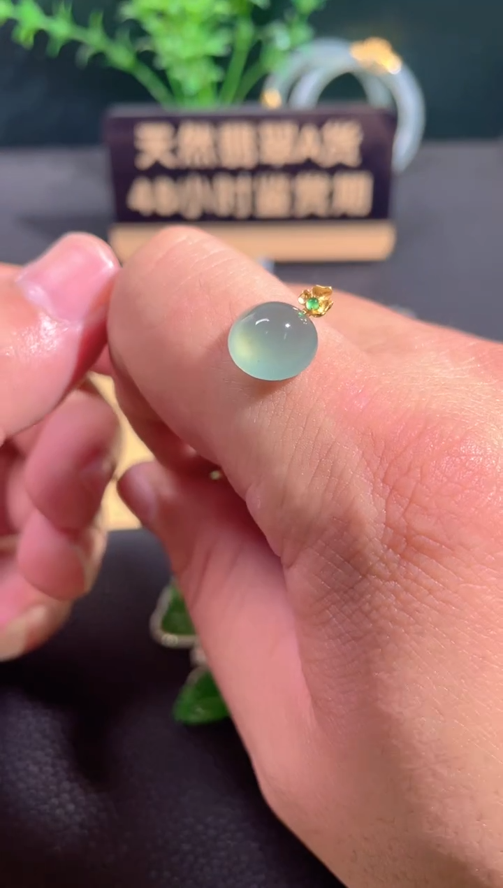 翡翠18K金镶嵌颈饰翡翠