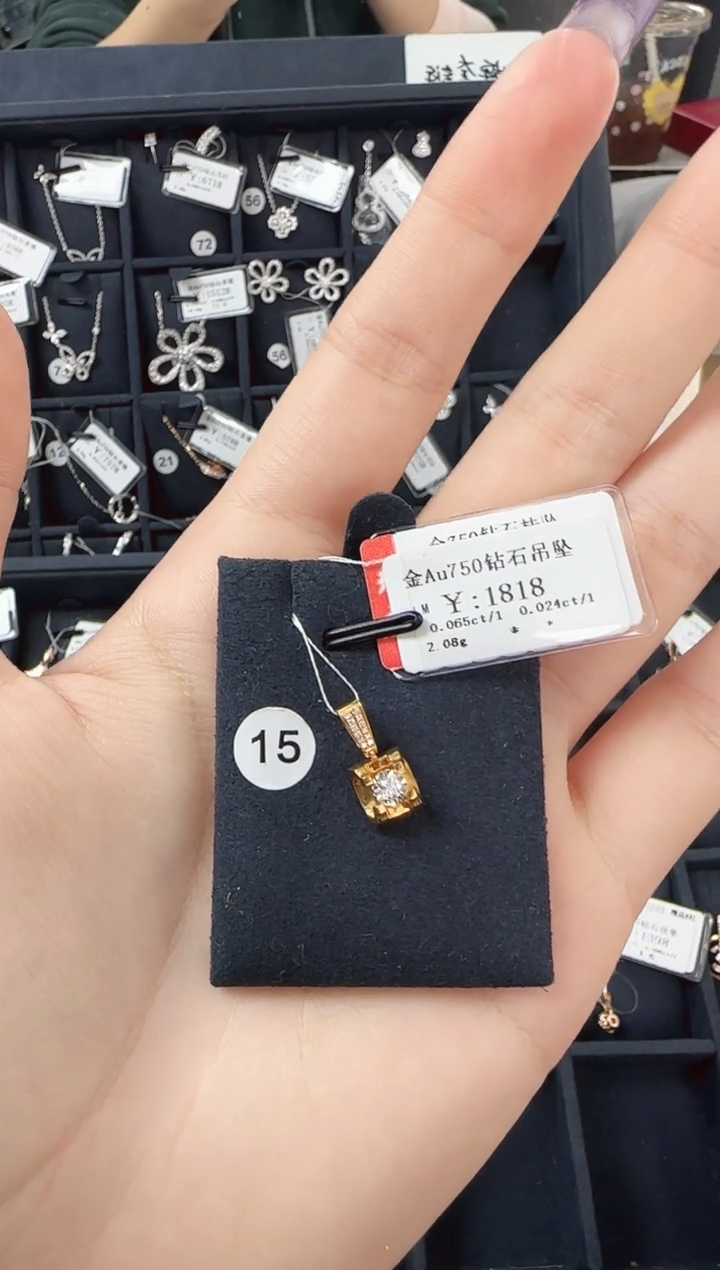 【闪购商品】钻石吊坠(不含链)18K金镶嵌639453485