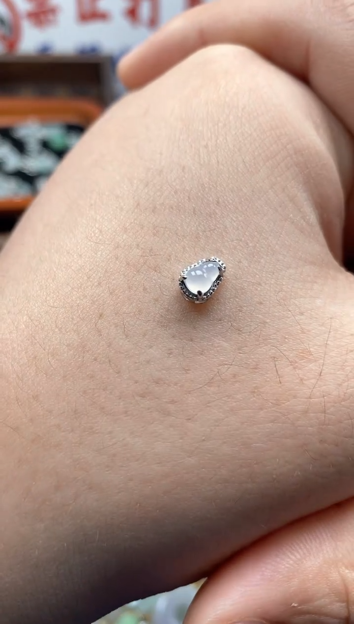 【闪购商品】翡翠颈饰未镶嵌哥哥