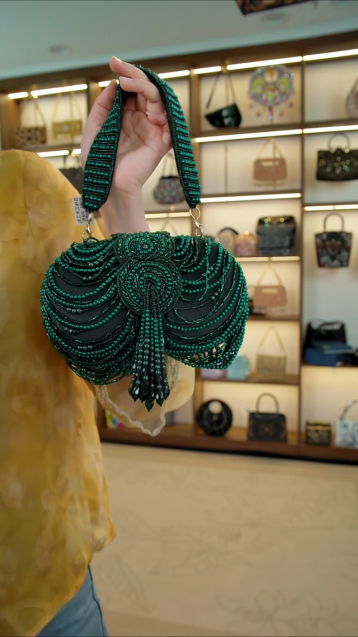 织物百格汇手工串珠包