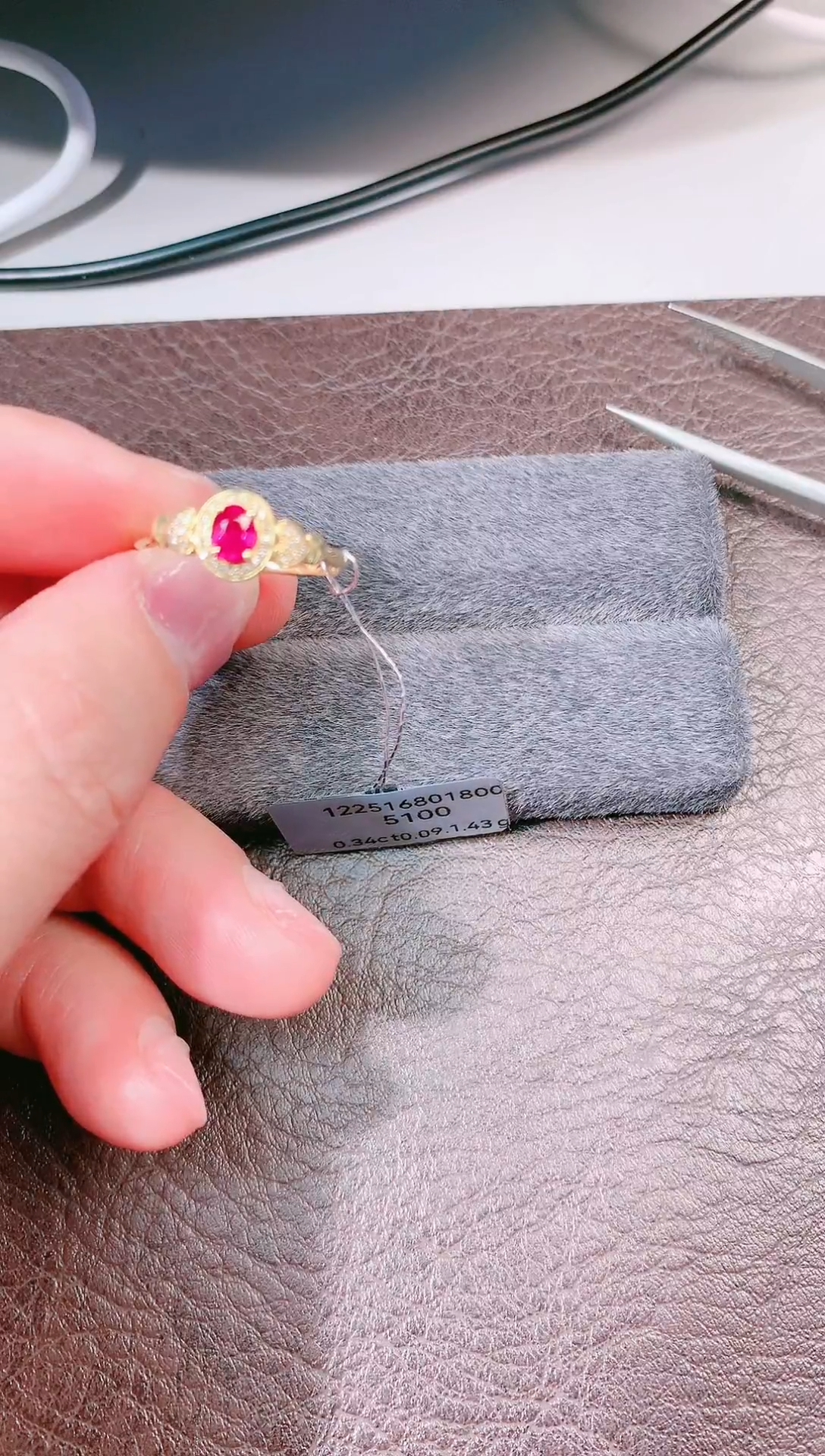 18K金镶嵌戒指红宝石莫桑比克无烧红宝石总重1.34ct