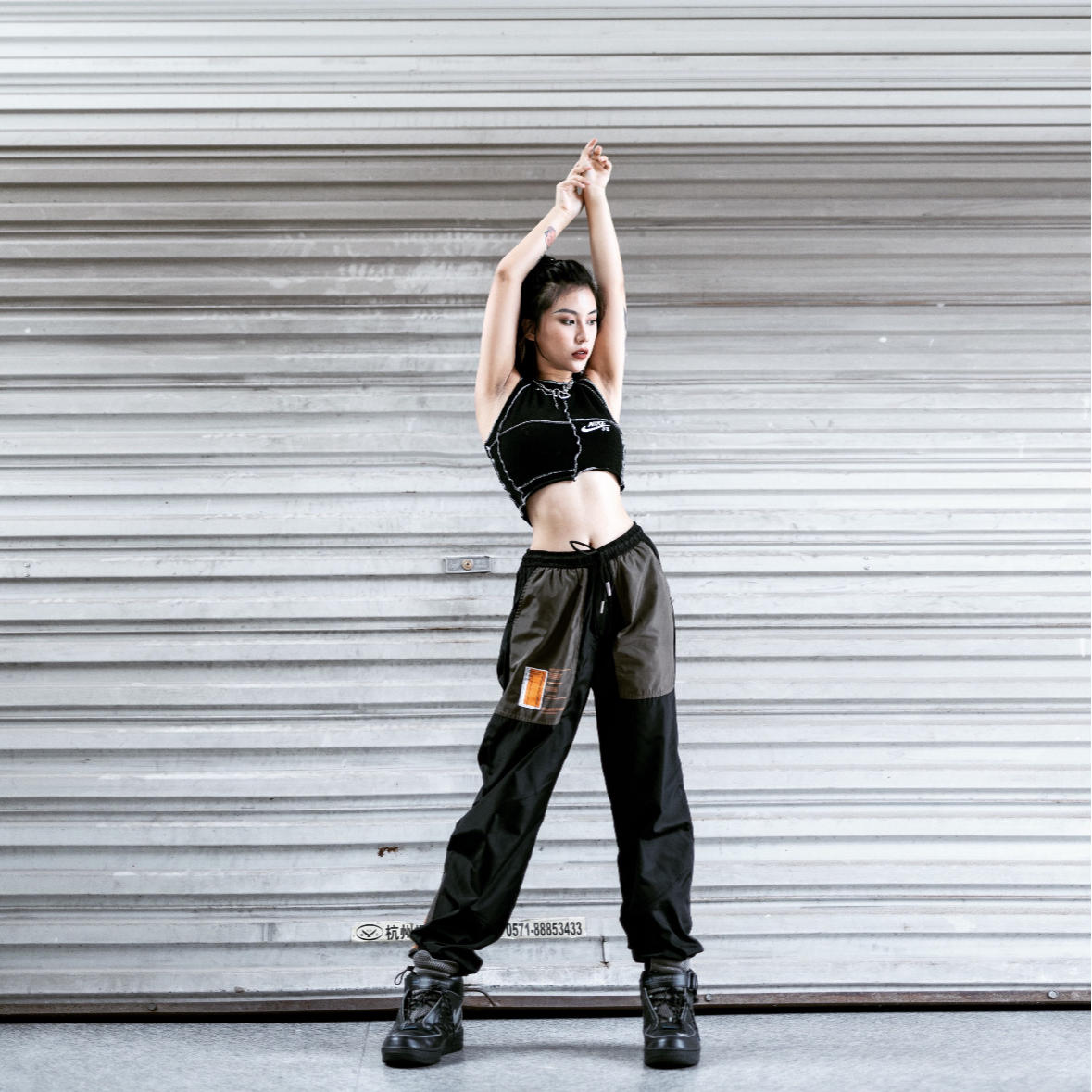 呆呆姐 KW撞色拼接抽绳直筒休闲冲锋裤 机能百搭防水 得物正品！！！