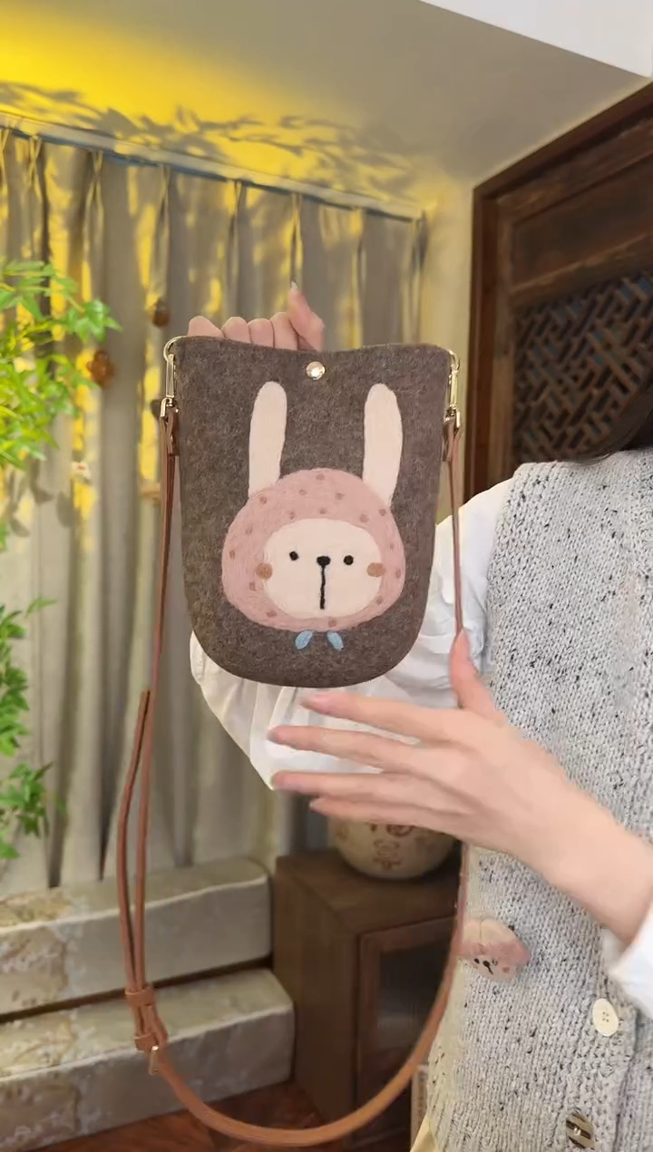 羊毛非遗纯手工包  手机包兔子