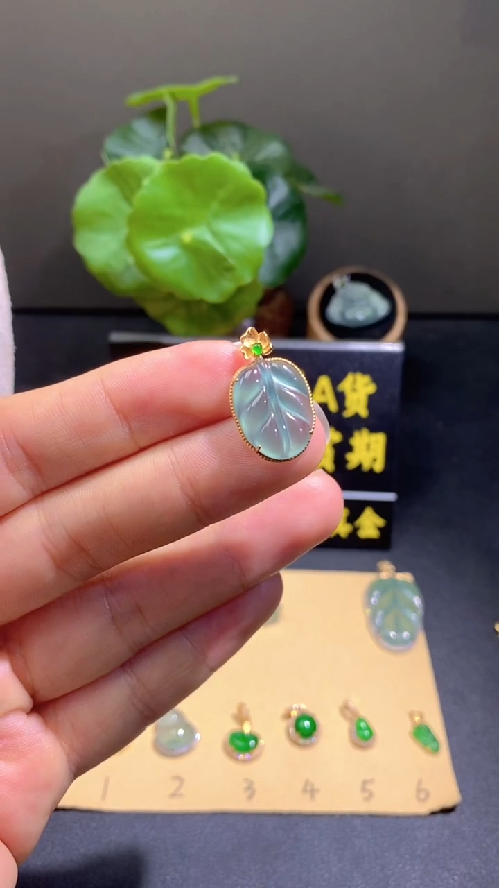 颈饰18K金镶嵌翡翠翡翠A货