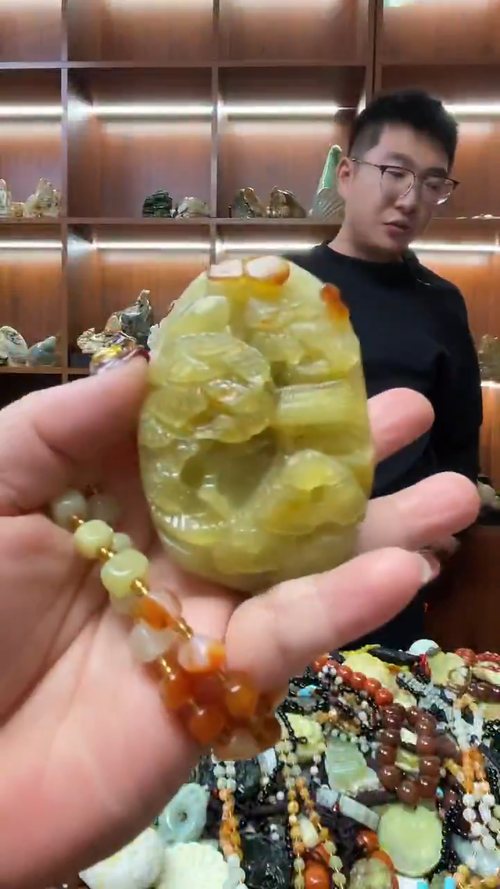 未镶嵌蛇纹石玉吊坠      