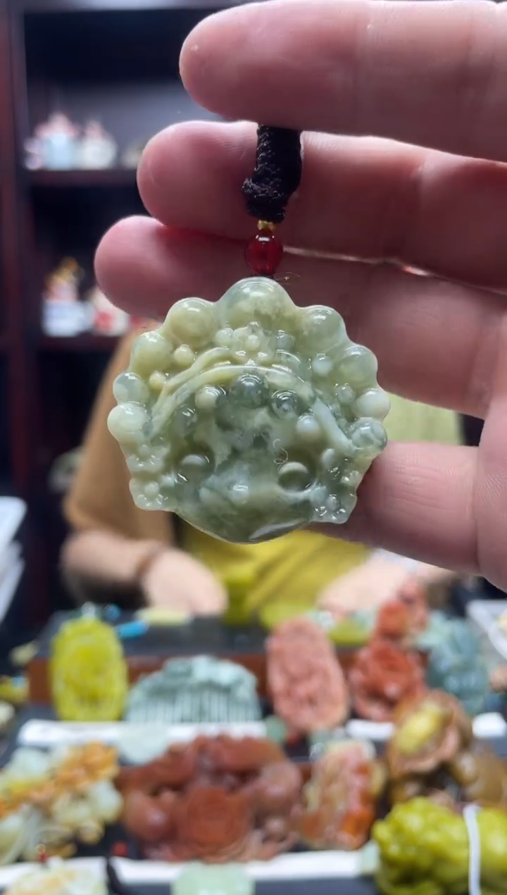 岫玉未镶嵌吊坠·