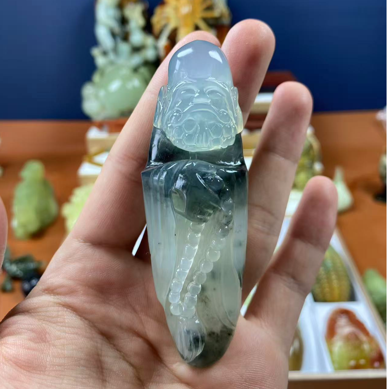 岫玉水墨料达摩手把件，手工雕刻，水润通透，性价比高。