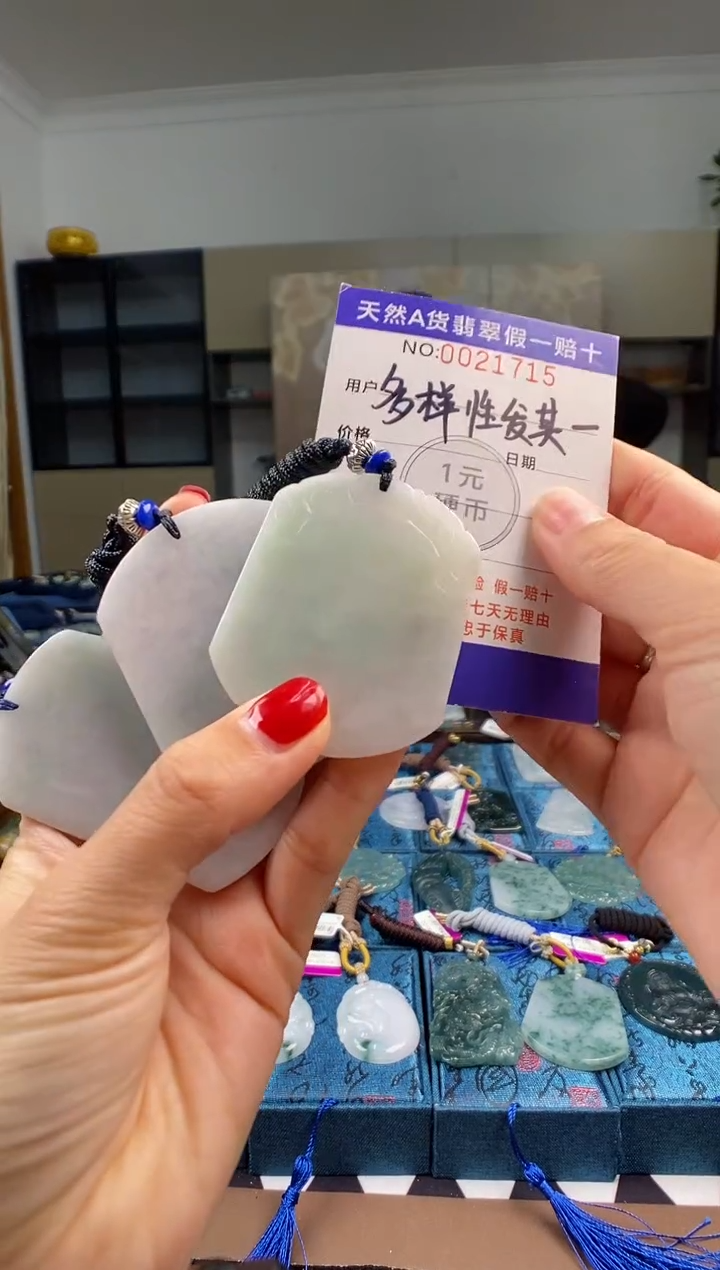颈饰未镶嵌翡翠 多样性发其一