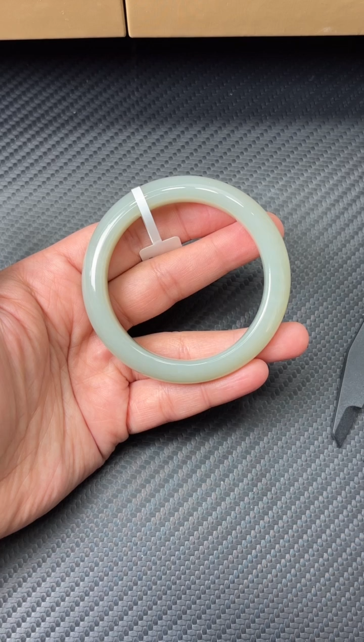 未镶嵌手镯和田玉且末近矿微色差53Sm