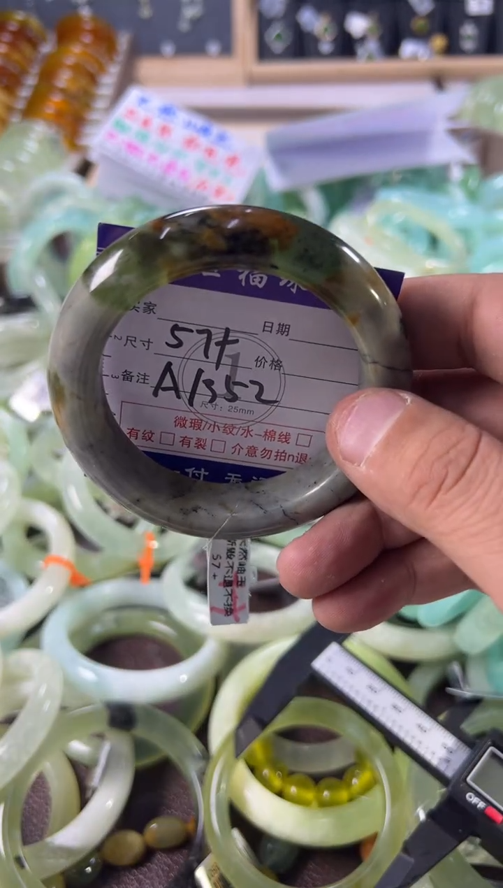 未镶嵌蛇纹石玉手镯1