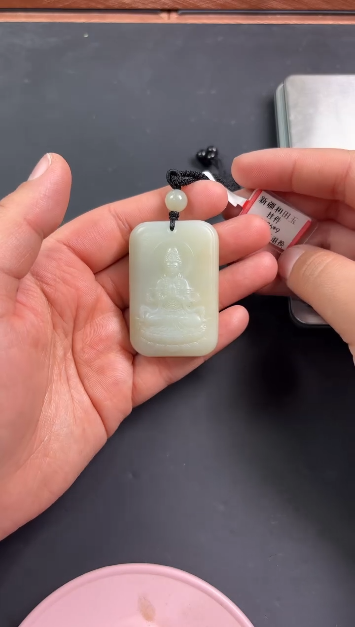 【闪购商品】和田玉吊坠(赠链)未镶嵌且末微色差迪克兰一细