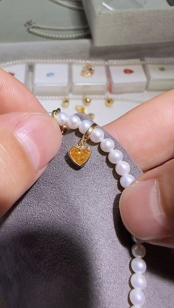 【闪购商品】合成钻石颈饰18K金镶嵌黄钻爱心吊坠配小米珠链