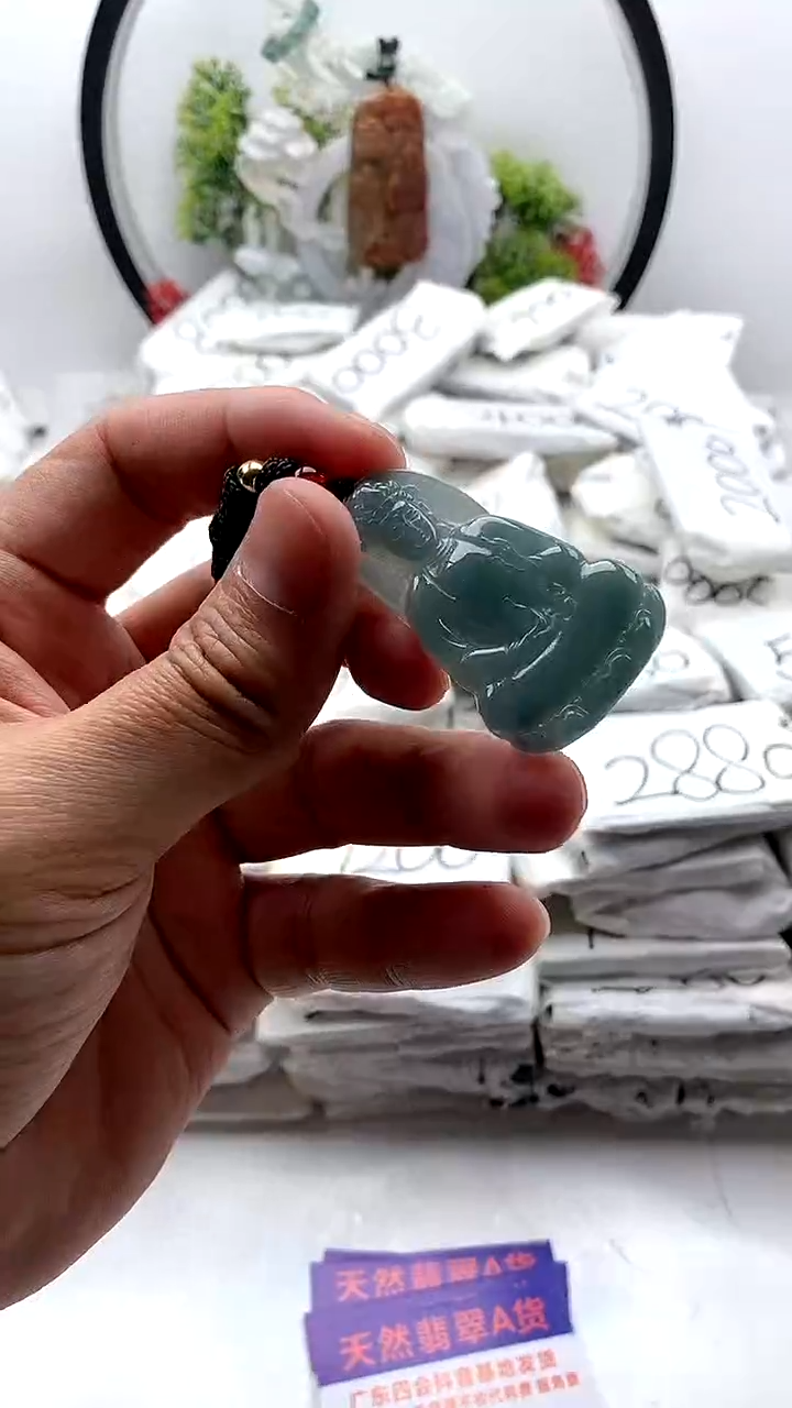 翡翠未镶嵌颈饰小观音