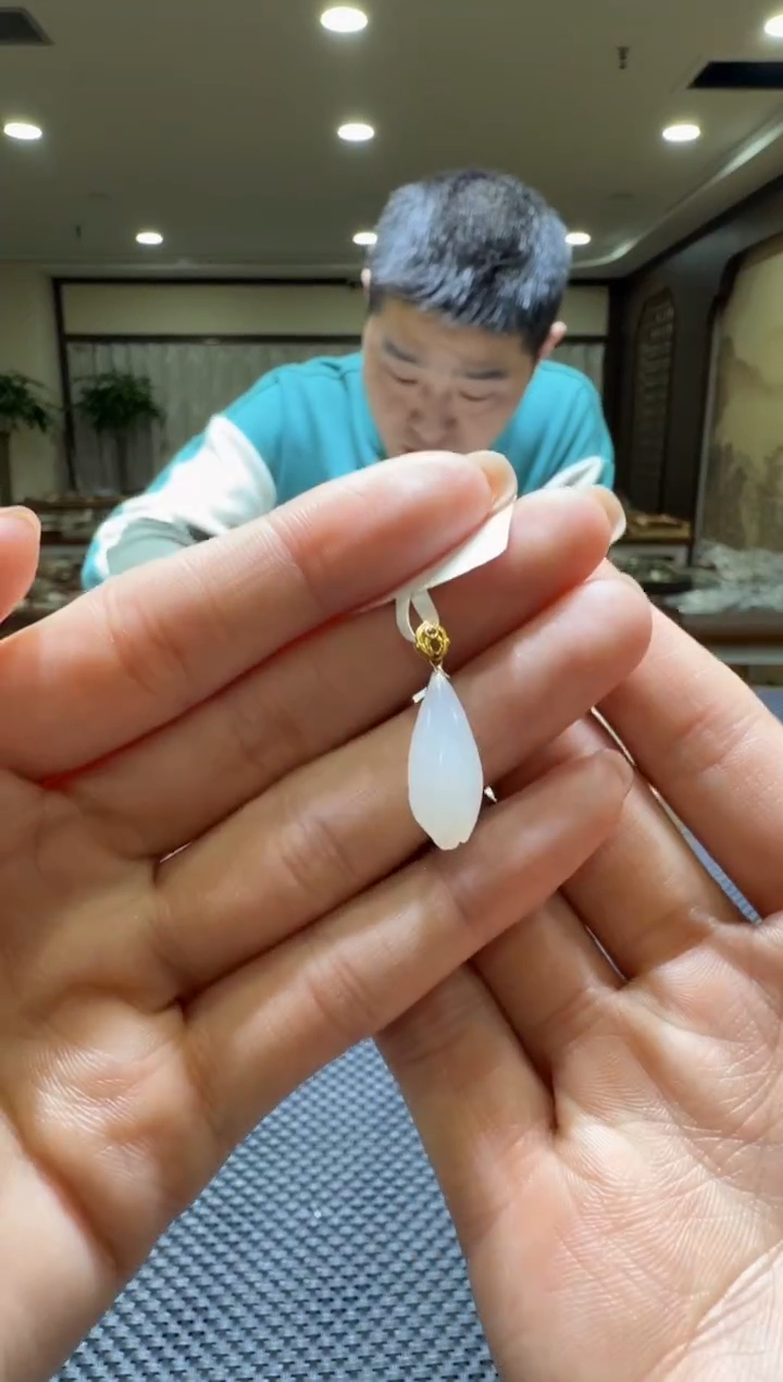 颈饰18K金镶嵌和田玉挂件