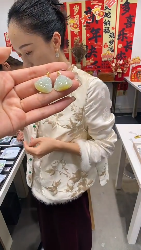 【闪购商品】翡翠吊坠(不含链)18K金镶嵌佛公 多样性发其一