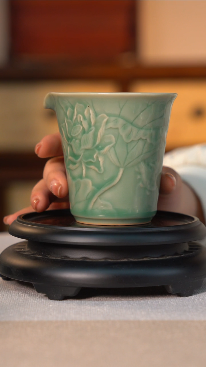 【闪购商品】景德镇青瓷公道杯033