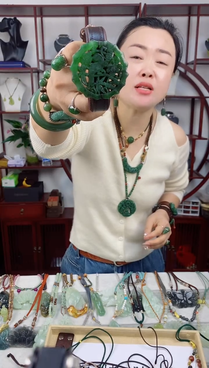 未镶嵌岫玉颈饰1碧2玉