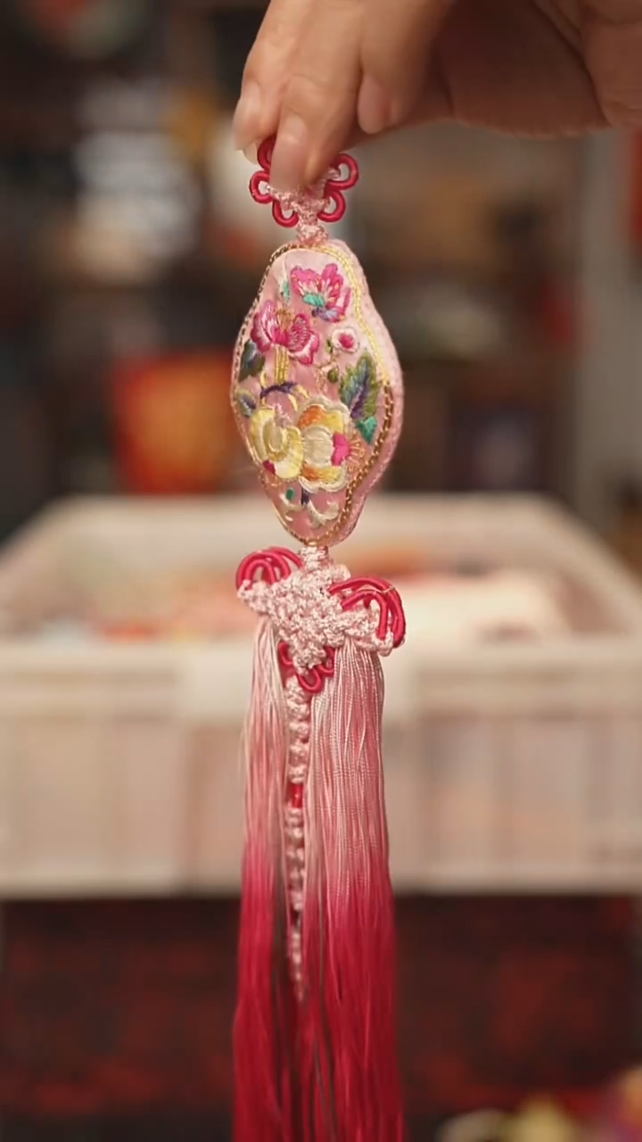 扇子绣花吊坠非遗