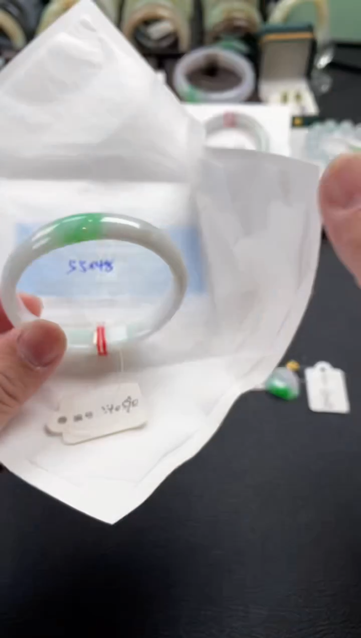 【闪购商品】翡翠手镯未镶嵌55贵妃