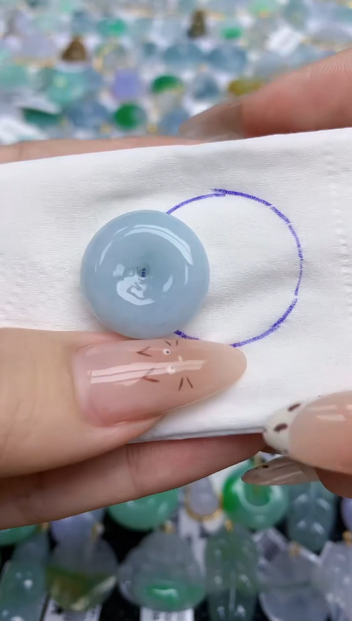 翡翠未镶嵌颈饰    天然翡翠A货