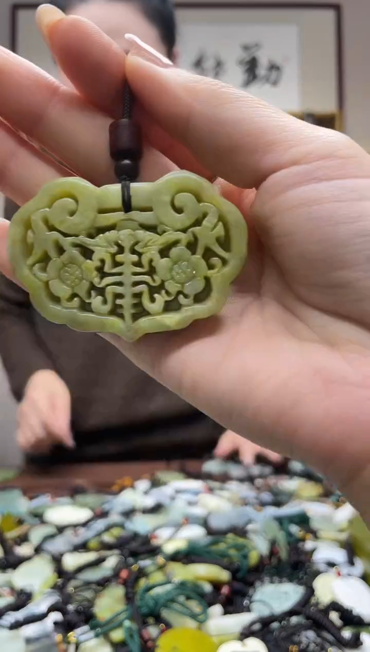 未镶嵌岫玉吊坠`