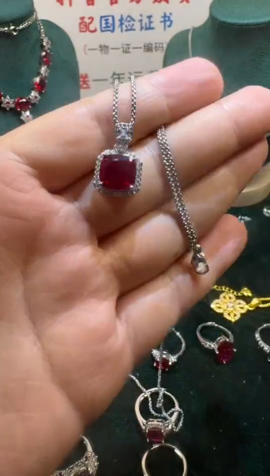 18K金镶嵌戒指红宝石1