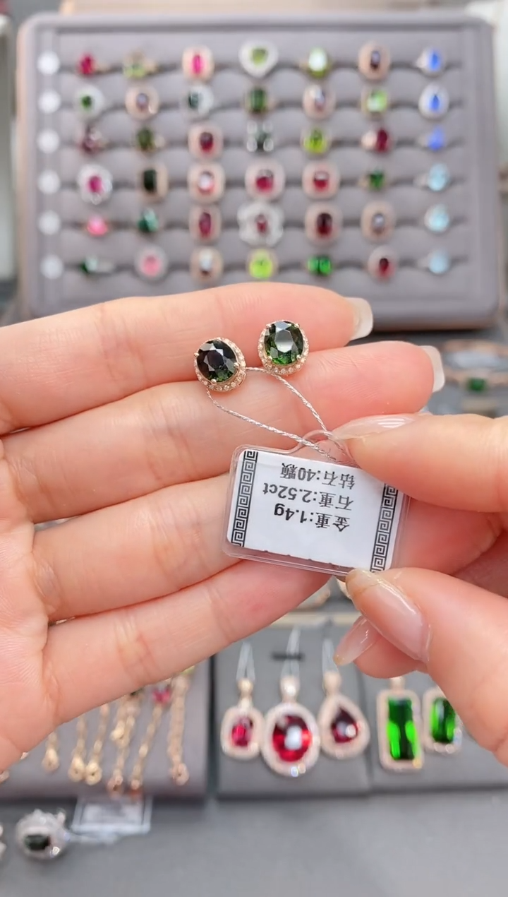 18K金镶嵌耳饰碧玺2.52  配钻 
