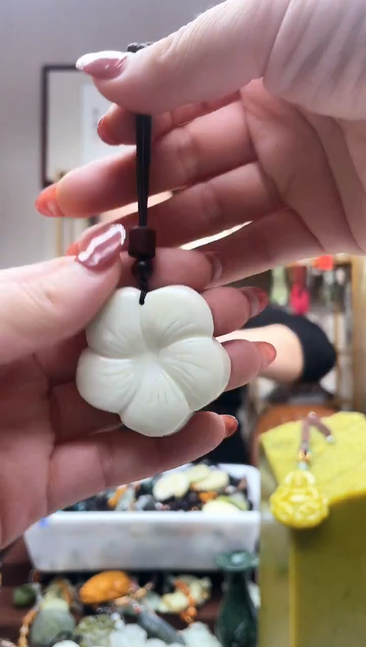 未镶嵌岫玉吊坠··