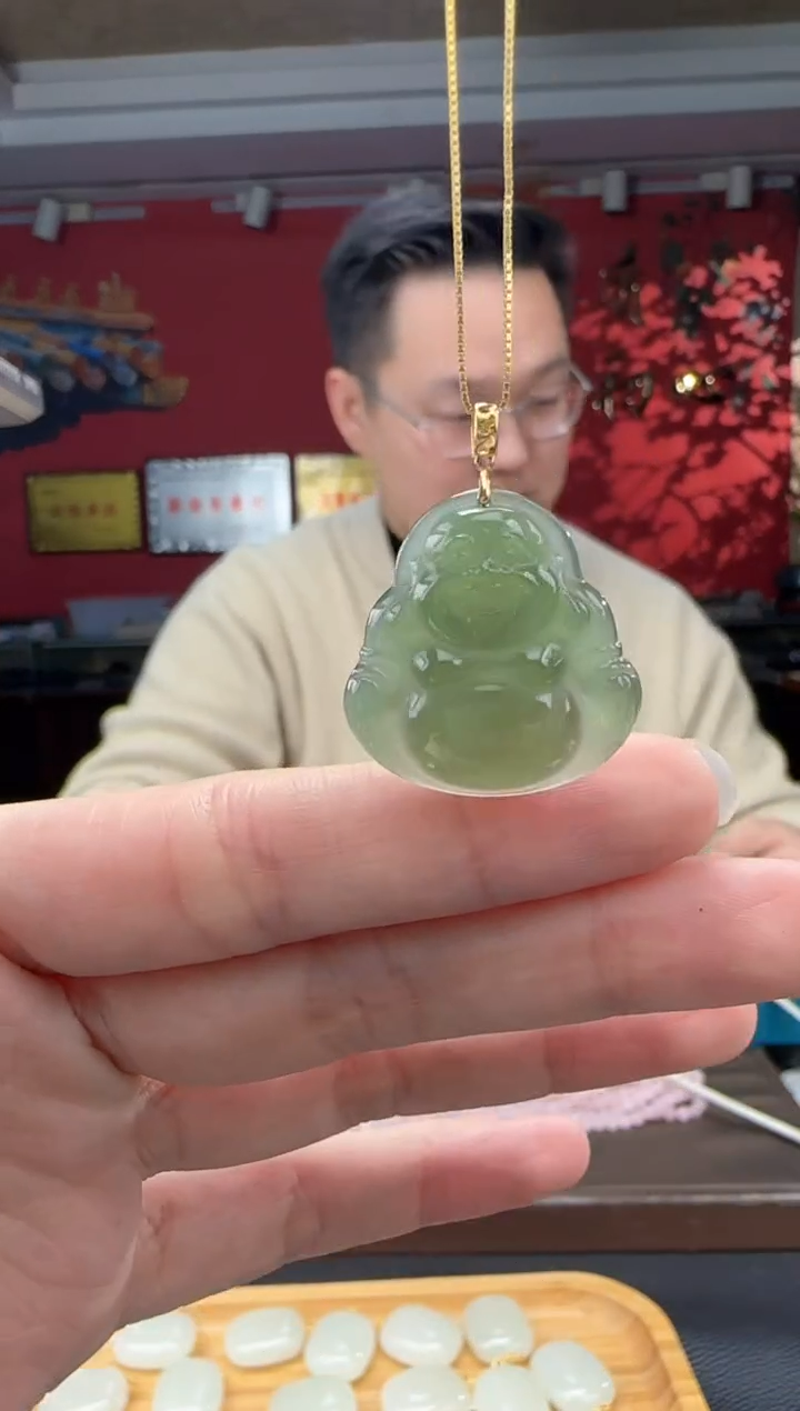 颈饰18K金镶嵌和田玉湖水绿佛公
